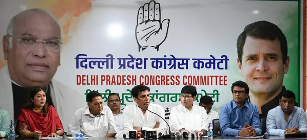 stock image NEW DELHI, INDIA - MAY 13: DPCC President Devender Yadav along with Former President DPCC Subhash Chopra, Former Delhi Ministet Harun Yusuf, Former DPCC President Ch Anil Kumar, Ragini Nayak, Amrita Dhawan, and others addressing media persons 