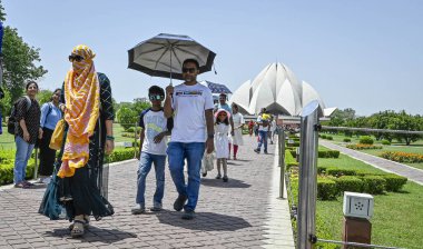 NEW DELHI, INDIA - 30 Nisan 2024: 30 Nisan 2024 'te Hindistan' ın Yeni Delhi kentindeki Lotus Tapınağı 'nda sıcak bir günde görülen ziyaretçiler. Fotoğraf: Raj K Raj / Hindustan Times )