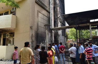 GHAZIABAD, INDIA - 18 Mayıs 2024: Cumartesi öğleden sonra Arihant Harmony 'de büyük bir yangın çıktı ve Indirapuram' da iki dizel jeneratör seti yakındaki dört dairede büyük hasara yol açtı