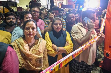 NEW DELHI, INDIA - 28 Temmuz 2024: Delhi Belediye Başkanı Shelly Oberoi, itfaiye ve NDRF yetkilileri Rau 'nun eski Rajendra Nagar' da öğrencilerin boğulduğu iddia edilen IAS çalışma çemberi içinde kurtarma operasyonları düzenlerken olay yerinde hazır bulundu