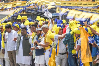 NEW DELHI, INDIA - 4 Mayıs 2024: Önümüzdeki Loksabha Seçimleri için Doğu Delhi Kuldeep Kumar 'dan AAP adayı, Mandawali Bölgesi Seçim Kağıtları başvurusunda bulunmadan önce Delhi bakanı ve AAP lideri Atishi ile birlikte bir Roadshow sırasında görüldü.