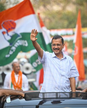 NEW DELHI, INDIA - 15 Mayıs 2024: Delhi CM Arvind Kejriwal, INDIA İttifak Kongre Adayları seçim kampanyası kapsamında, Chandni Chowk Chowk Seçmenleri 'nden GT Karnal Road' daki Loksabha Seçimleri için JP Aggarwal