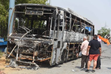 GURUGRAM, INDIA - 18 Mayıs: Kurbanların aileleri Kundli-Manesar-Palwal (KMP) Otoyolu 'nda yanmış bir otobüsün enkazına, Punjab ve Chandigarh' tan 64 yolcu taşıyan bir turist otobüsüne ulaştı 