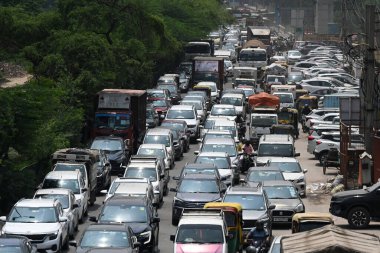 NOIDA, INDIA - 5 Mayıs 2024 'te Hindistan' ın Noida kentinde yapılan (NEET-UG) muayenesinden dolayı sektör 27 'de trafik sıkışıklığı. 