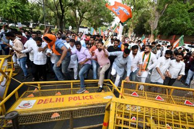 NEW DELHI, INDIA - APRIL 29, 2024: Delhi BJP Başkanı Virendra Sachdeva ve BJP OBC Başkanı Sunil Yadav, OBC kota kotası açıklamalarına karşı 24 Akbar Yolu Kongresi 'ne yönelik protesto gösterisine liderlik ettiler