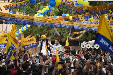 NEW DELHI, INDIA - 12 Mayıs 2024: Delhi CM Arvind Kejriwal ile birlikte Yeni Delhi seçmen adayı Somnath Bharti 'nin Moti Nagar' da yapılacak Lok Sabha seçimlerine destek için düzenlenen yol gösterisinde görülen Punjab 'ın başkanı Bhagwant Mann