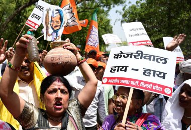 NEW DELHI, INDIA - 31 Mayıs 2024: Delhi BJP çalışanları AAP ofisinin dışındaki Delhi su krizini protesto etti. Delhi 'de akut su sıkıntısı var., 