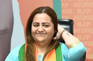 NEW DELHI, INDIA - 7 Mayıs 2024: BJP 'nin eski kongre başkanı Radhika Khera BJP' ye Bharatiya Janata Partisi Genel Sekreteri Vinod Tawde, BJP Anil Baluni Ulusal Sözcüsü ve BJP Genel Merkezi 'ndeki diğerleri eşliğinde katıldı.. 