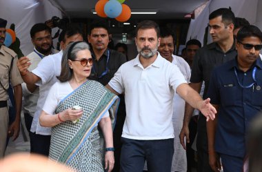NEW DELHI, INDIA - 25 Mayıs 2024 'te Yeni Delhi Yeni Delhi Seçmen Bölgesi' nde yapılan genel Lok Sabha seçimleri sırasında Rahul Gandhi ile birlikte oy kullandıktan sonra Kongre liderleri Sonia Gandhi. 