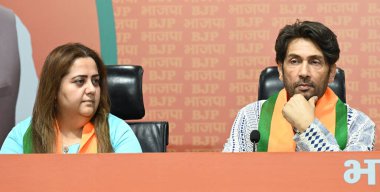 NEW DELHI, INDIA - 7 Mayıs 2024: Bollywood aktörü Shekhar Suman ve eski kongre lideri Radhika Khera, Bharatiya Janata Partisi Genel Sekreteri Vinod Tawde, BJP Genel Sekreteri Anil Baluni 'nin Ulusal Sözcüsü.