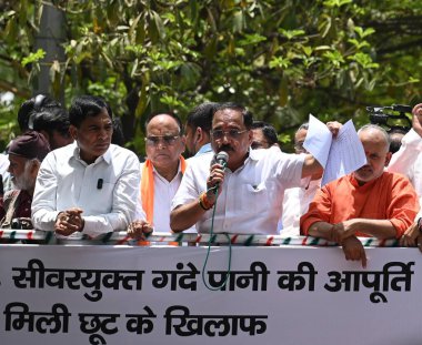 NEW DELHI, INDIA - 31 Mayıs 2024: Delhi BJP Başkanı Virendra Sachdeva, AAP ofisi önünde AAP 'ye karşı yürüttüğü protesto yürüyüşü, 31 Mayıs 2024 tarihinde, Yeni Delhi, Hindistan. Delhi 'de akut su sıkıntısı var.