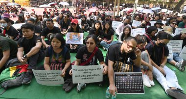 NEW DELHI, INDIA - 4 Mayıs 2024: UNAU Kabile Kadınlar Forumu üyeleri 3 Mayıs 2023 tarihinde Manipur, Jantar Mantar 'da Kuki ve Meitei toplumları arasında patlak veren etnik şiddeti protesto ettiler..