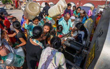 NEW DELHI, INDIA - 31 Mayıs 2024: Yeni Ashok Nagar bölgesinde bulunan Delhi Jal Board (DJB) su tankerinin suyu 31 Mayıs 2024 tarihinde Yeni Delhi, Hindistan 'da dolduruldu. Delhi 'de Chanakyapuri' nin Sanjay Kamp alanı da dahil olmak üzere birkaç bölge. 