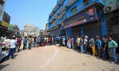 25 Mayıs 2024 'te Hindistan' ın Yeni Delhi kentinde Rajiv Nagar 'daki bir sandık merkezinde Loksabha Seçimlerinin altıncı safhasında oy kullanmak için kuyrukta bekleyenler görülüyor..