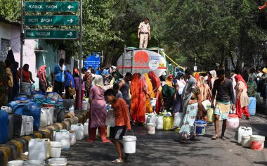 NEW DELHI, INDIA - 31 Mayıs 2024: Delhi Jal Board (DJB) su tankeri sakinleri ve çocukları, Vivekananda Kamp Chanakyapuri 'de yaz aylarında yaşanan bir su krizinin ortasında, 31 Mayıs 2024 tarihinde, Hindistan' ın Yeni Delhi kentinde. 