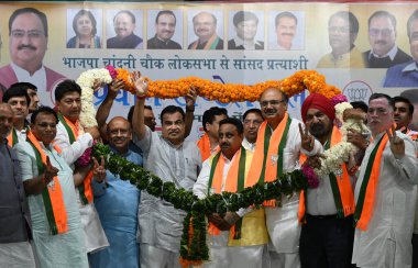 NEW DELHI, INDIA - 8 Mayıs 2024: Chandni Chowk Praveen Khandelwal ve BJP liderlerinden BJP adayı ile birlikte 8 Mayıs 2004 tarihinde Hindistan 'ın Yeni Delhi kentinde yapılan Shastri Nagar' da yapılan seçim kampanyası sırasında.