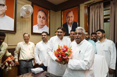 LUCKnow, INDIA - 28 Temmuz 2024 tarihinde Samajwadi parti üst düzey lideri Mata Prasad Pandey, 28 Temmuz 2024 tarihinde Hindistan 'ın Lucknow kentinde UP Vidha Bhawan' da Samajwadi partisinin lideri olduktan sonra parti MLA 'ları tarafından karşılandı.. 