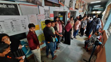 THANE, INDIA - 20 Mayıs 2024: Halk, 20 Mayıs 2024 tarihinde Hindistan 'ın Thane kentinde yapılan Lok Sabha seçimlerinin 5. safhasında Rabodi oy kullanma merkezinde kalabalık olarak görülüyor.
