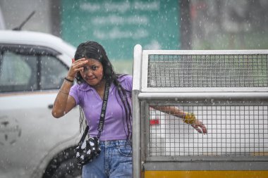 NEW DELHI, INDIA - 27 Temmuz 2024 'te Hindistan Kapısı' nda aniden yağan yağmurlar sırasında Yeni Delhi, Hindistan 'da insanlar görüldü..