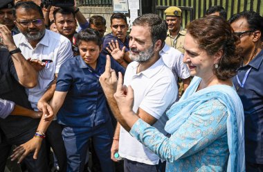 NEW DELHI, INDIA - 25 Mayıs - Atal Adarsh Vidyalaya seçimlerinin altıncı safhasında Lok Sabha seçimlerinde oy kullandıktan sonra Kardeş Rahul Gandhi ile birlikte parmaklarını silinmez mürekkeple işaretlediler 