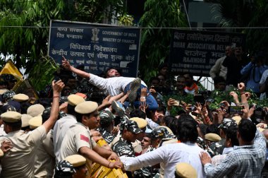 NEW DELHI, INDIA - 7 Mayıs 2024: BJP çalışanları, 7 Mayıs 2024 'te Yeni Delhi, Hindistan' da bulunan DDU Marg 'da, Punjab seçimlerinde finansman iddialarıyla Delhi Başbakanı Arvind Kejriwal' ı protesto ettiler.