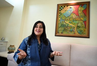 YENİ DELHI, INDIA - 8 MAYIS: 8 MAYIS: Bansuri Swaraj BJP Lok Sabha için Yeni Delhi Seçmen Adayları 8 Mayıs 2004 tarihinde Yeni Delhi, Hindistan 'da verdiği röportajda.