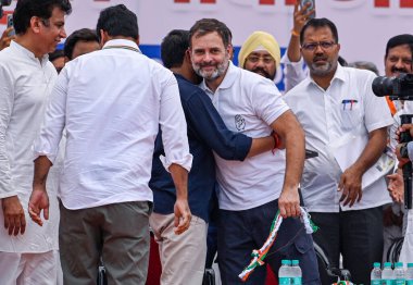 NEW DELHI, INDIA - 23 Mayıs 2024: Dilshad Garden 'daki DDA sahasında yapılan Lok Sabha anketleri için Kuzey Doğu Delhi seçmen adayı Kanhaiya Kumar' ı desteklemek amacıyla yapılan halk toplantısında parti liderleri ile birlikte Kongre Başkanı Rahul Gandhi