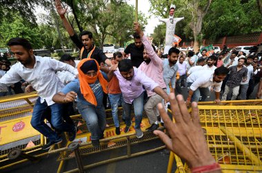 NEW DELHI, INDIA - APRIL 29, 2024: Delhi BJP Başkanı Virendra Sachdeva ve BJP OBC Başkanı Sunil Yadav, OBC kota kotası açıklamalarına karşı 24 Akbar Yolu Kongresi 'ne yönelik protesto gösterisine liderlik ettiler