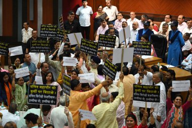 NEW DELHI, INDIA - 14 Mayıs 2024 'te Yeni Delhi, Hindistan' da MCD House toplantısı sırasında Delhi Hükümeti 'nde protesto eden BJP meclis üyeleri. 