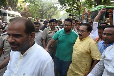 NEW DELHI, INDIA - 9 Mayıs 2024: Delhi Polisi, Delhi BJP Başkanı Virendra Sachdeva ile birlikte Kongreye Karşı DEMONSTRATION sırasında vatandaşları Akbar yolundaki cilt renkleriyle karakterize ederken gözaltına aldı.