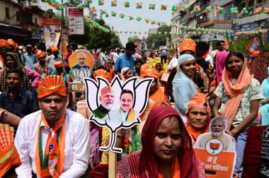 Chandni Chowk 'tan BJP adayı Praveen Khandelwal' ın 3 Mayıs 2024 'te Yeni Delhi, Hindistan' da düzenleyeceği bir yol gösterisinde kesim taşıyan ve Modi maskesi takan destekçiler adaylığını açıklayacak..
