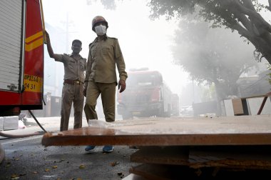 NOIDA, INDIA - 22 Mayıs 2024 Noida, Hindistan 'da bulunan 67. Sektördeki bir mobilya fabrikasındaki yangını itfaiye ekibi söndürdü. İki saat süren aralıksız çabaların ardından altı kadar itfaiye aracı olay yerine koştu ve alevleri söndürdü..