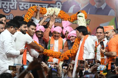 NEW DELHI, INDIA - 19 Mayıs 2024: Madhya Pradesh Genel Sekreteri Mohan Yadav, Sarojini Nagar 'daki Lok Sabha sandıkları seçim kampanyası sırasında Yeni Delhi seçmen adayı Bansuri Swaraj' a destek amacıyla yapılan halk toplantısında.