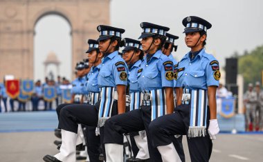 NEW DELHI, INDIA - 26 Temmuz 2024: Kargil Vijay Diwas vesilesiyle Hindistan 'ın Yeni Delhi şehrinde canlı performans sergileyen grup personeli. 