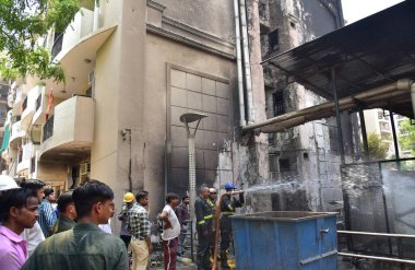 GHAZIABAD, INDIA - 18 Mayıs 2024: Cumartesi öğleden sonra Arihant Harmony 'de büyük bir yangın çıktı ve Indirapuram' da iki dizel jeneratör seti yakındaki dört dairede büyük hasara yol açtı