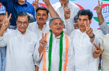 NEW DELHI, INDIA - 4 Mayıs 2024: Eski NCP Milliyetçi Kongre Partisi lideri Yoganand Shastri, Kongre lideri Deepak Babaria ve Devender Yadav, AICC, Akbar Road 'daki geçici DPCC Başkanı.