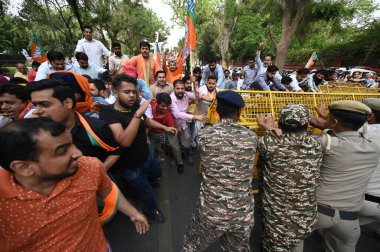 NEW DELHI, INDIA - APRIL 29, 2024: Delhi BJP Başkanı Virendra Sachdeva ve BJP OBC Başkanı Sunil Yadav, OBC kota kotası açıklamalarına karşı 24 Akbar Yolu Kongresi 'ne yönelik protesto gösterisine liderlik ettiler 