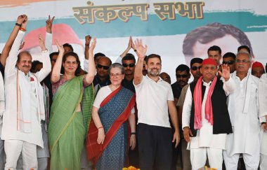 RAE BARELI, INDIA - 17 Mayıs 2024: Raebareli Lok Sabha 'dan Kongre Başkanı ve Aday koltuğu Rahul Gandhi, annesi ve eski kongre başkanı Sonia Gandhi, ve genel sekreter Priyanka Gandhi Vadra