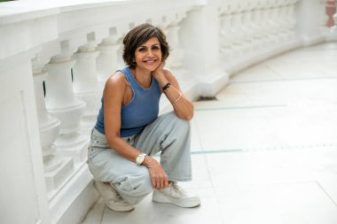 NEW DELHI, INDIA - 27 Nisan 2024: Bollywood oyuncusu Mandira Bedi, 27 Nisan 2024 tarihinde Hindistan 'ın Yeni Delhi kentinde yayınlanan özel bir röportajda poz verdi. 