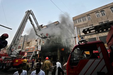 YENİ DELHI, INDIA - 20 Mayıs 2024 tarihinde Yeni Delhi, Hindistan 'da Ajmal Khan Yolu' ndaki bir galeride çıkan yangını kontrol etmeye çalışan Delhi itfaiye yetkilileri. Üst katta mahsur kalan üç kişi kurtarıldı, kıdemli bir polis memuru.