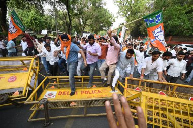 NEW DELHI, INDIA - APRIL 29, 2024: Delhi BJP Başkanı Virendra Sachdeva ve BJP OBC Başkanı Sunil Yadav, OBC kota kotası açıklamalarına karşı 24 Akbar Yolu Kongresi 'ne yönelik protesto gösterisine liderlik ettiler 