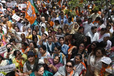 NEW DELHI, INDIA - 31 Mayıs 2024: Yeni Delhi, Hindistan 'da 31 Mayıs 2024 tarihinde, AAP ofisi önünde AAP' ye karşı düzenlenen bir protesto yürüyüşü sırasında BJP çalışanları ve destekçileri. Delhi 'de akut su sıkıntısı var.