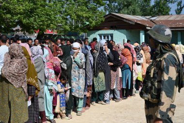 BANDIPORA, INDIA - 20 Mayıs 2024: İnsanlar 20 Mayıs 2024 tarihinde Hindistan 'ın Bandipora kentinde yapılan beşinci safha Lok Sabha seçimleri sırasında oy kullanmak için sırada bekliyor. 