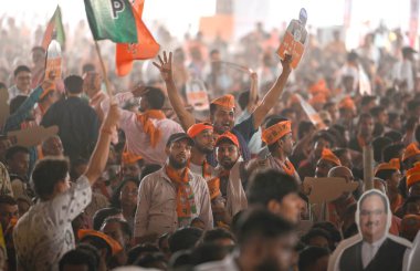 NEW DELHI, INDIA - 18 Mayıs 2024: Bharatiya Janata Partisi (BJP) destekçileri 18 Mayıs 2024 tarihinde Hindistan 'ın Yeni Delhi kentinde düzenlenen bir halk mitinginde Başbakan Narendra Modi' nin pankartlarını tutuyorlar.