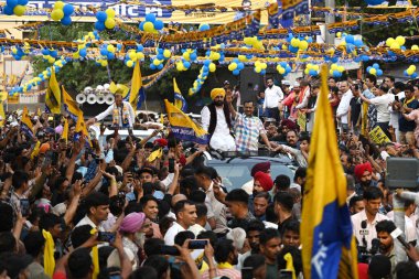 NEW DELHI, INDIA - 12 Mayıs 2024: Delhi CM Arvind Kejriwal ile birlikte Yeni Delhi seçmen adayı Somnath Bharti 'nin Moti Nagar' da yapılacak Lok Sabha seçimlerine destek için düzenlenen yol gösterisinde görülen Punjab 'ın başkanı Bhagwant Mann