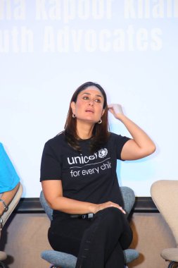 NEW DELHI, INDIA - 4 Mayıs 2024: Bollywood oyuncusu Kareena Kapoor Khan, 4 Mayıs 2024 tarihinde Hindistan 'ın Yeni Delhi kentinde UNICEF tarafından düzenlenen bir etkinlikte. UNICEF Hindistan Kareena Kapoor Khan 'ı Ulusal Büyükelçi olarak atadı.