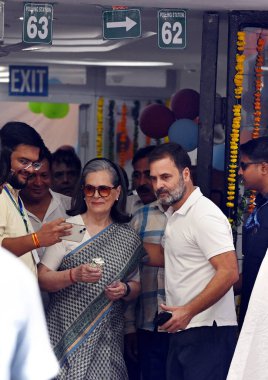 NEW DELHI, INDIA - 25 Mayıs 2024 'te Yeni Delhi Yeni Delhi Seçmen Bölgesi' nde yapılan genel Lok Sabha seçimleri sırasında Rahul Gandhi ile birlikte oy kullandıktan sonra Kongre liderleri Sonia Gandhi. 