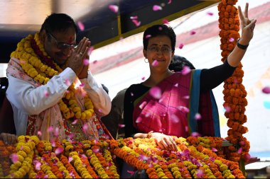 NEW DELHI, INDIA - 30 APRIL: Lok Sabha Seçimleri için Güney Delhi 'den AAPs adayı, Sahiram Pehalwan ve Delhi bakanı ve AAP lideri Atishi Okhla' da yapılacak seçimler için adaylık belgelerini dosyalamadan önce Roadshow sırasında görüldüler 