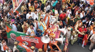 NEW DELHI, INDIA - 8 Mayıs 2024: Rajyavardhan Singh Rathore Doğu Delhi 'den BJP adayı Lok Sabha Seat Harsh Malhotra ile 8 Mayıs 2024 tarihinde Yeni Delhi, Hindistan' da düzenlenen bir yol gösterisinde.