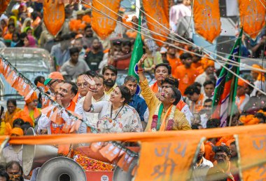 NEW DELHI, INDIA - 23 Mayıs: BJP lideri Vijender Gupta ile Birlik Bakanı Smriti Irani, Doğu Delhi Lok Sabha Harsh Malhotra 'dan BJP adayı Harsh Malhotra' nın seçim kampanyası sırasında, Jagat Puri 'deki Radhey Shyam Parkı' nda 